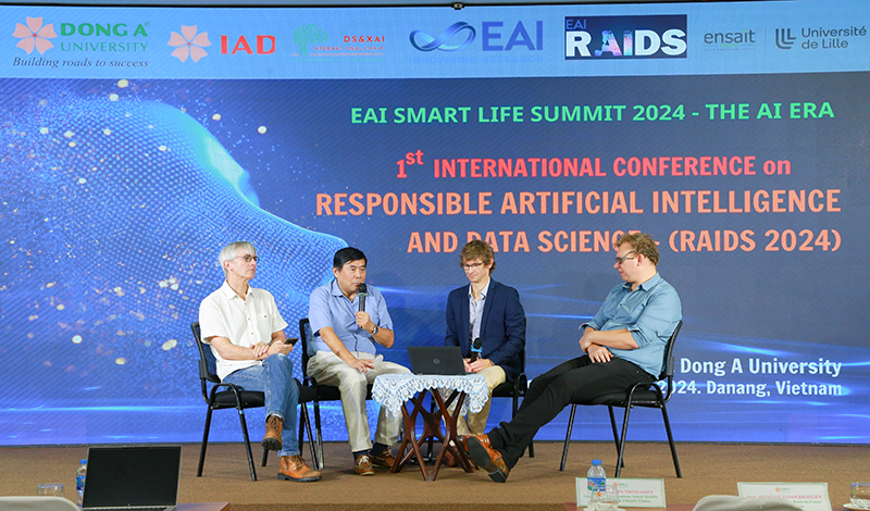 Các chuyên gia tham gia diễn đàn đối thoại trong khuôn khổ hội thảo quốc tế Cuộc sống thông minh EAI 2024 diễn ra tại Đà Nẵng.