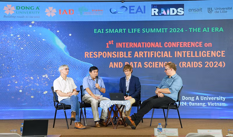 Các chuyên gia tham gia diễn đàn đối thoại trong khuôn khổ hội thảo quốc tế Cuộc sống thông minh EAI 2024 diễn ra tại Đà Nẵng.