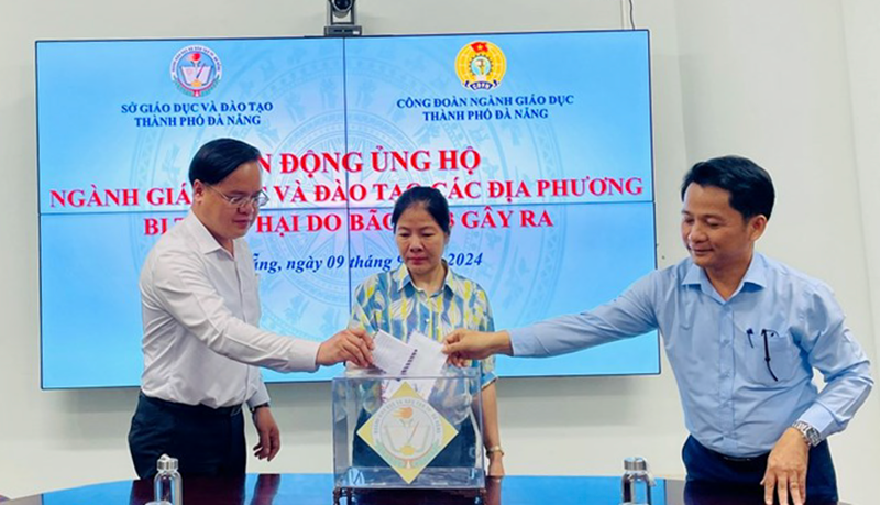 Lãnh đạo Sở GD&amp;ĐT Đà Nẵng quyên góp ủng hộ đồng bào miền Bắc khắc phục hậu quả do cơn bão Yagi gây ra.