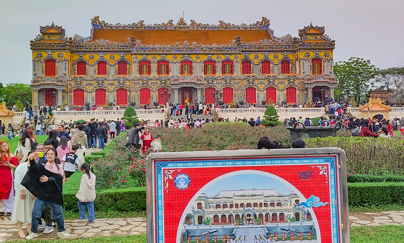 Du lịch Thừa Thiên Huế 10 tháng đầu năm 2024 tăng 26,8% (Ảnh du khách tham quan điện Kiến Trung, Đại nội Huế)