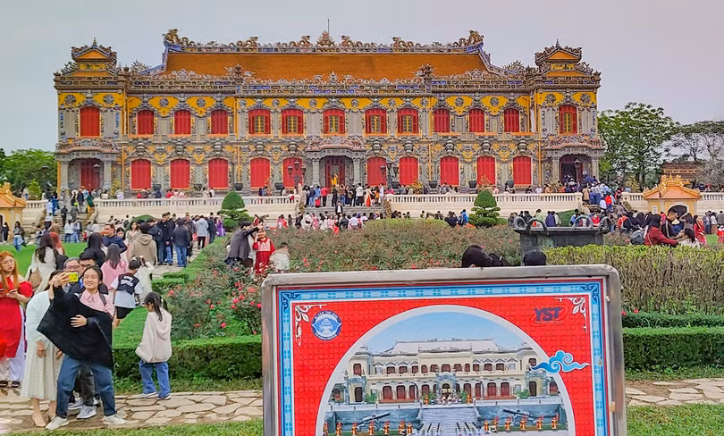 Du lịch Thừa Thiên Huế 10 tháng đầu năm 2024 tăng 26,8% (Ảnh du khách tham quan điện Kiến Trung, Đại nội Huế)