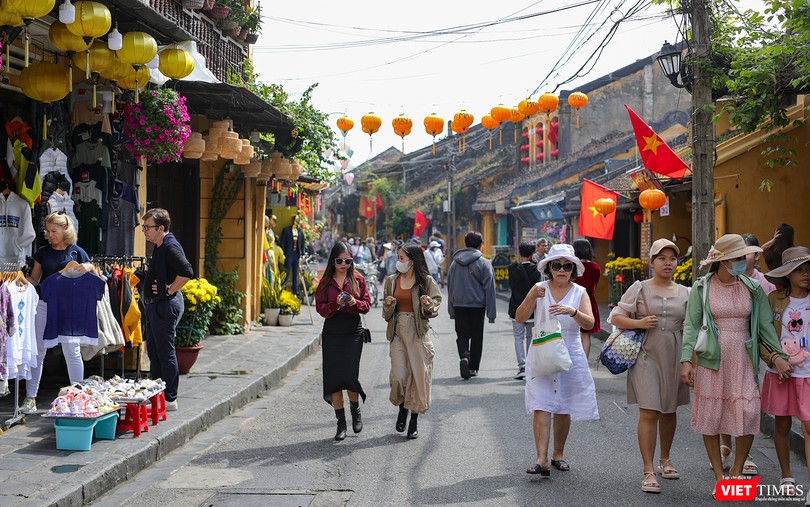 Du khách tham quan phố cổ Hội An (Quảng Nam)