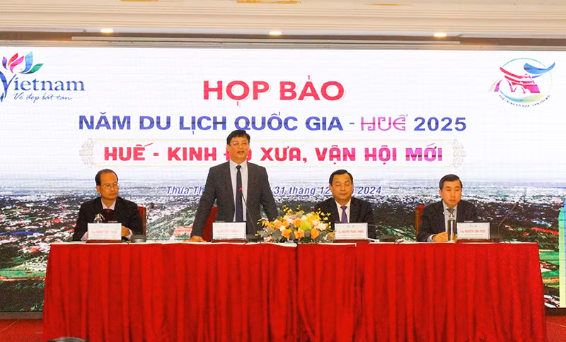 Ông Nguyễn Thanh Bình, Phó Chủ tịch Thường trực UBND tỉnh Thừa Thiên Huế cung cấp thông tin cho báo chí. Ảnh: Nguyễn Lê.