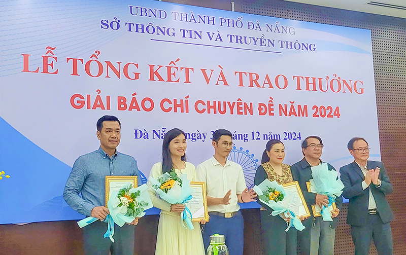 TP Đà Nẵng trao thưởng Giải Báo chí “Tuyên truyền về Chuyển đổi số của thành phố Đà Nẵng” năm 2024. Ảnh: Nguyên Khôi.