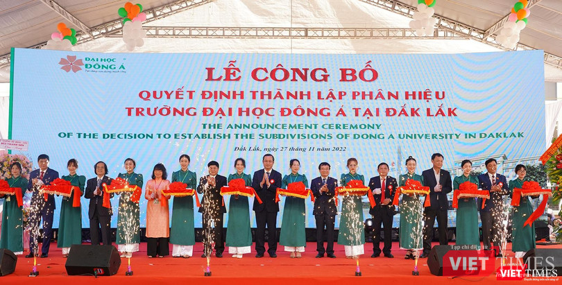 Các đại biểu cắt băng khánh thành phân hiệu ĐH Đông Á tại Đắk Lắk Các đại biểu cắt băng khánh thành phân hiệu ĐH Đông Á tại Đắk Lắk