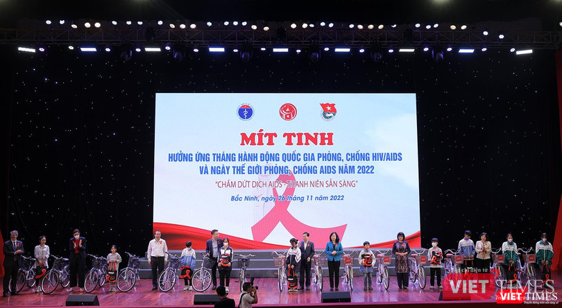 Bộ Y tế tặng quà cho trẻ bị ảnh hưởng của HIV tại Mít tinh hưởng ứng Tháng hành động quốc gia phòng, chống HIV/AIDS và Ngày Thế giới phòng chống AIDS năm 2022 diễn ra ngày 26/11, tại TP Bắc Ninh (tỉnh Bắc Ninh)