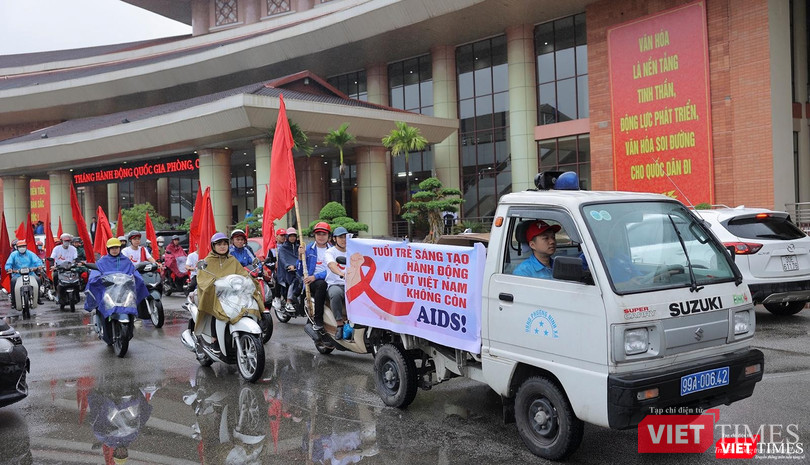 Người dân tham gia diễu hành hưởng ứng Tháng hành động quốc gia phòng, chống HIV/AIDS và Ngày Thế giới phòng chống AIDS năm 2022 diễn ra ngày 26/11, tại TP Bắc Ninh (tỉnh Bắc Ninh)