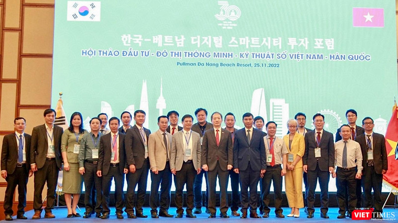 Các đại biểu chụp ảnh lưu niệm trong khuôn khổ hội thảo đầu tư đô thị thông minh-kỹ thuật số Việt Nam – Hàn Quốc diễn ra sáng nay (25/11)