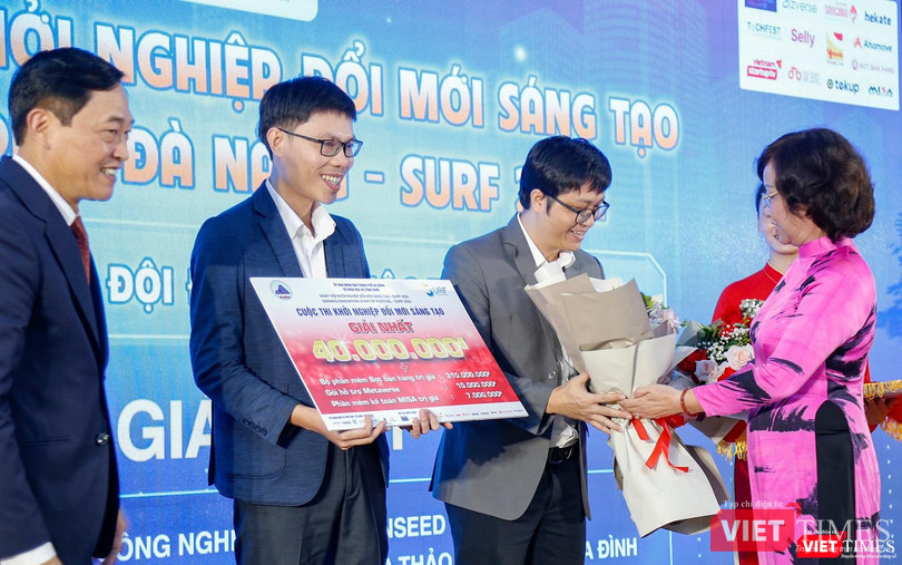 Bà Ngô Thị Kim Yến - Phó Chủ tịch UBND TP Đà Nẵng - trao giải cho các đơn vị tham gia Cuộc thi khởi nghiệp đổi mới sáng tạo Bà Ngô Thị Kim Yến - Phó Chủ tịch UBND TP Đà Nẵng - trao giải cho các đơn vị tham gia Cuộc thi khởi nghiệp đổi mới sáng tạo