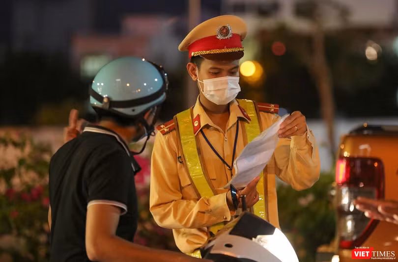 Lực lượng công an Đà Nẵng tăng cường kiểm soát người dân ra đường