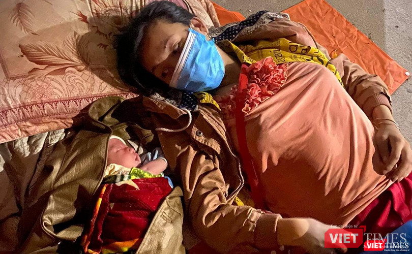 Mẹ con sản phụ 10 ngày tuổi ngã lưng bên hiên nhà khi dừng chân ở Đà Nẵng (Ảnh Minh Việt)