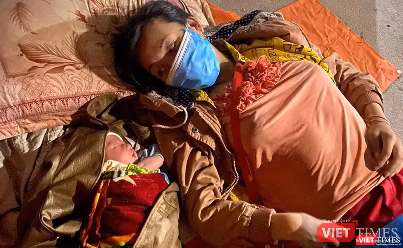 Mẹ con sản phụ 10 ngày tuổi ngã lưng bên hiên nhà khi dừng chân ở Đà Nẵng (Ảnh Minh Việt)