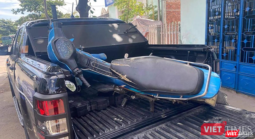 Chiếc xe máy của anh Xòng Bá Xò được anh Vương giữ lại để sửa chữa và gửi ra sau (Ảnh Trần Vương)