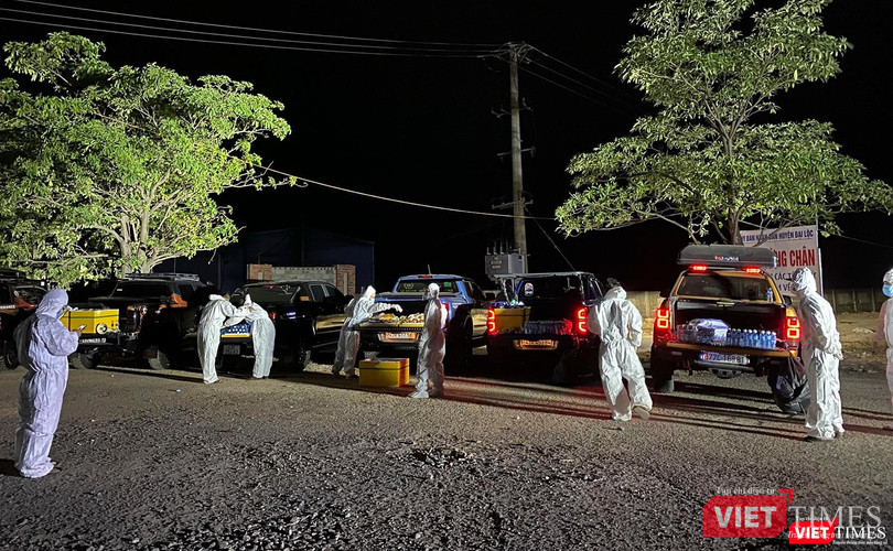 Đội xe CLB xe bán tải Đà Nẵng tình nguyện hỗ trợ người dân về quê đi ngang qua địa phận TP Đà Nẵng (Ảnh Minh Việt)