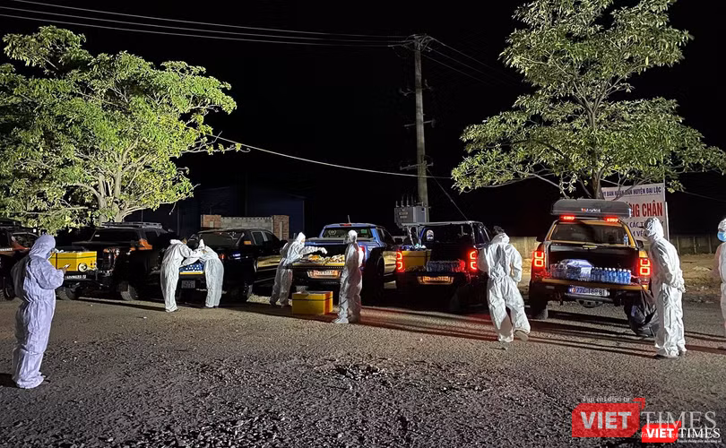 Đội xe CLB xe bán tải Đà Nẵng tình nguyện hỗ trợ người dân về quê đi ngang qua địa phận TP Đà Nẵng (Ảnh Minh Việt)