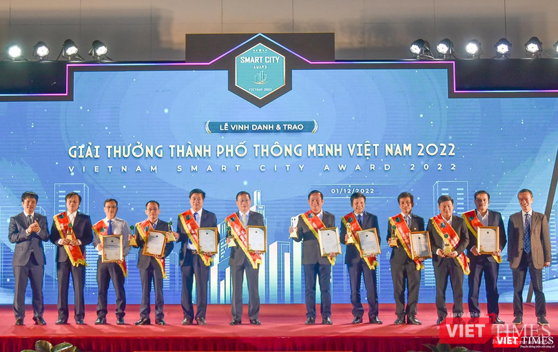 Ông Trần Ngọc Thạch - Phó Giám đốc Sở TT&TT TP Đà Nẵng - (thứ 3 từ trái sang) nhận giải thưởng Ông Trần Ngọc Thạch - Phó Giám đốc Sở TT&TT TP Đà Nẵng - (thứ 3 từ trái sang) nhận giải thưởng