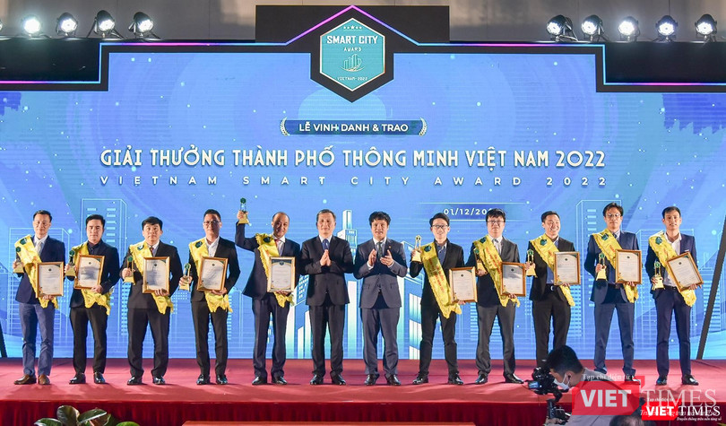 Lãnh đạo TP Đà Nẵng nhận Giải thưởng TP thông minh Việt Nam 2022