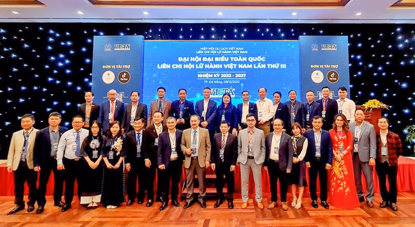 Ban chấp hành Liên chi hội Lữ hành Việt Nam nhiệm kỳ 2022-2027 chụp ảnh lưu niệm (ảnh VISTA)