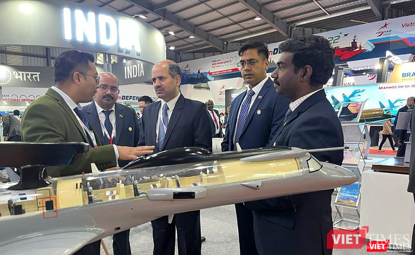 Ngài Sandeep Arya - Đại sứ Ấn Độ tại Việt Nam (người đứng giữa)- tham quan và trao đổi với Tổ chức Nghiên cứu và Phát triển Quốc phòng Ấn Độ tại triển lãm