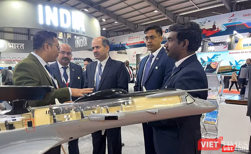 Ngài Sandeep Arya - Đại sứ Ấn Độ tại Việt Nam (người đứng giữa)- tham quan và trao đổi với Tổ chức Nghiên cứu và Phát triển Quốc phòng Ấn Độ tại triển lãm