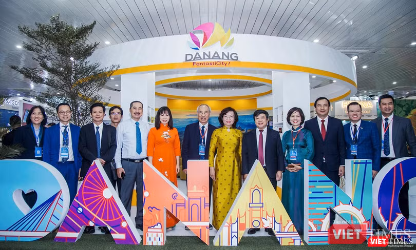 Đoàn đại biểu chụp ảnh lưu niệm tại gian hàng du lịch Đà Nẵng Đoàn đại biểu chụp ảnh lưu niệm tại gian hàng du lịch Đà Nẵng