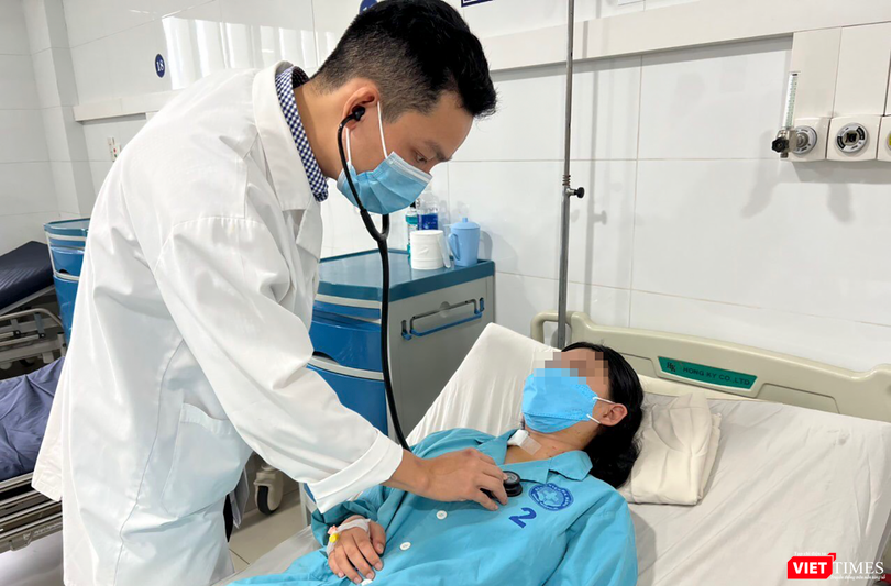 Bác sĩ thăm khám cho bệnh nhân sau phẫu thuật