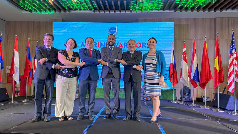 Đại diện UBND tỉnh Khánh Hoà và ban tổ chức chụp ảnh lưu niệm tại sự kiện