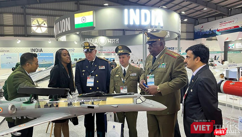 Đoàn Cu Ba tham quan sản phẩm quốc phòng tại gian triển lãm của Ấn Độ