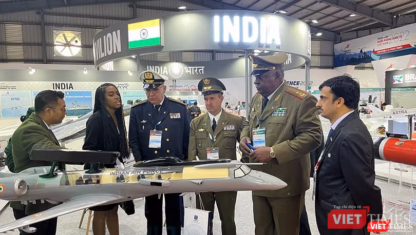 Đoàn Cu Ba tham quan sản phẩm quốc phòng tại gian triển lãm của Ấn Độ