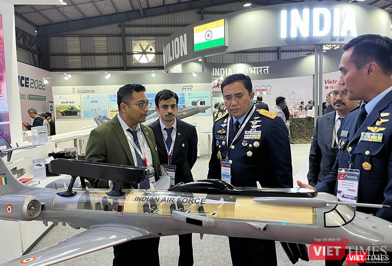 Đoàn Indonesia tham quan sản phẩm quốc phòng tại gian triển lãm của Ấn Độ