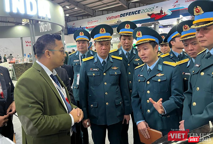 Đoàn Quân chủng Phòng không - Không quân Việt Nam tham quan sản phẩm quốc phòng tại gian triển lãm của Ấn Độ