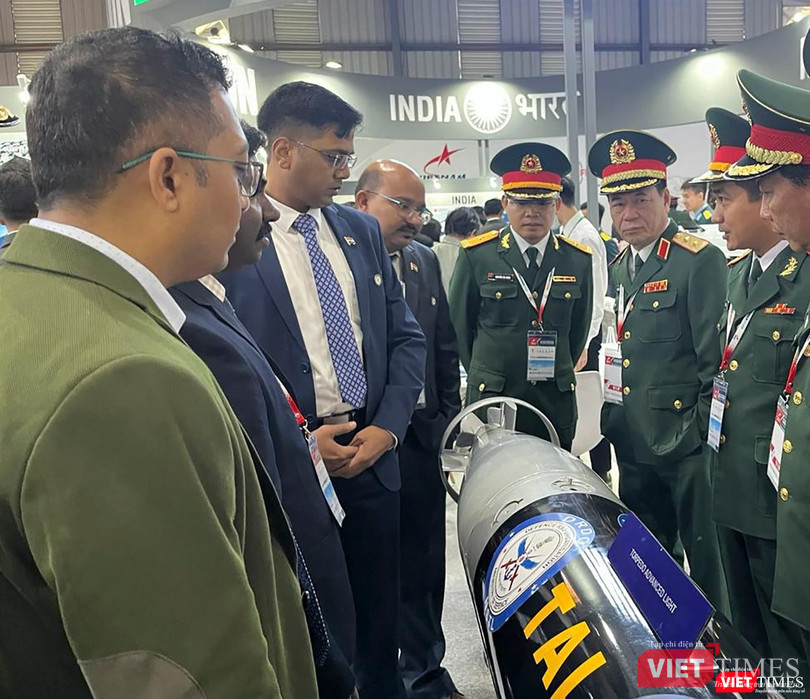 Đoàn Cục Công nghiệp quốc phòng Việt Nam tham quan sản phẩm quốc phòng tại gian triển lãm của Ấn Độ