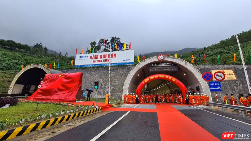 Hầm đường bộ Hải Vân nối Đà Nẵng và Thừa Thiên - Huế trên QL1A trong buổi khánh thành hầm số 2
