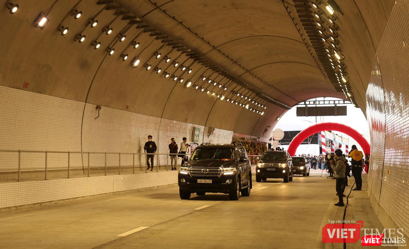 Những lượt xe đầu tiên đi qua hầm Hải Vân 2