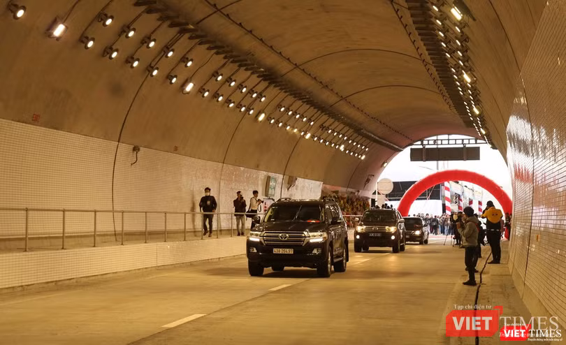 Những lượt xe đầu tiên đi qua hầm Hải Vân 2