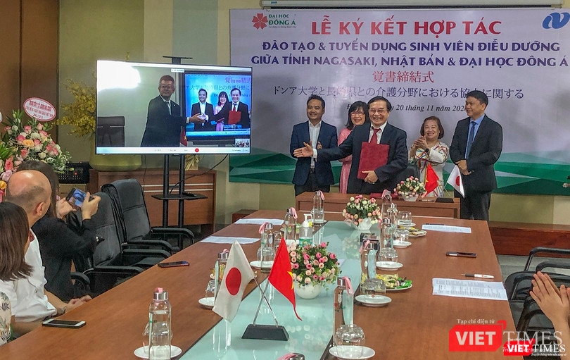 Ông Nakata Katsumi – Trưởng Phòng Phúc lợi & chăm sóc sức khỏe tỉnh Nagasaki (Nhật Bản) và ông Lương Minh Sâm – Chủ tịch Hội đồng trường Đại học Đông Á bắt tay sau lễ ký kết Ông Nakata Katsumi – Trưởng Phòng Phúc lợi & chăm sóc sức khỏe tỉnh Nagasaki (Nhật Bản) và ông Lương Minh Sâm – Chủ tịch Hội đồng trường Đại học Đông Á bắt tay sau lễ ký kết