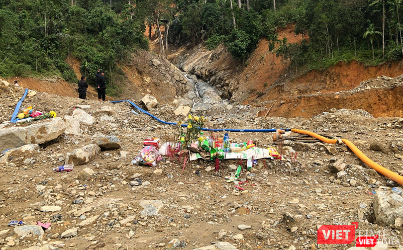 Bàn thờ tập thể ngay tại hiện trường vụ sạt lở Bàn thờ tập thể ngay tại hiện trường vụ sạt lở