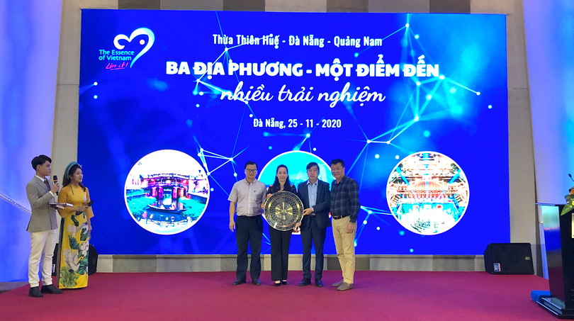 Đại diện Sở Du lịch 3 địa phương gồm Đà Nẵng, Quảng Nam, Thừa Thiên Huế nhận quà lưu niệm của CLB lữ hành UNESCO Hà Nội và đoàn Famtrip đến từ các tỉnh thành trên cả nước đến tham dự chương trình kích cầu.