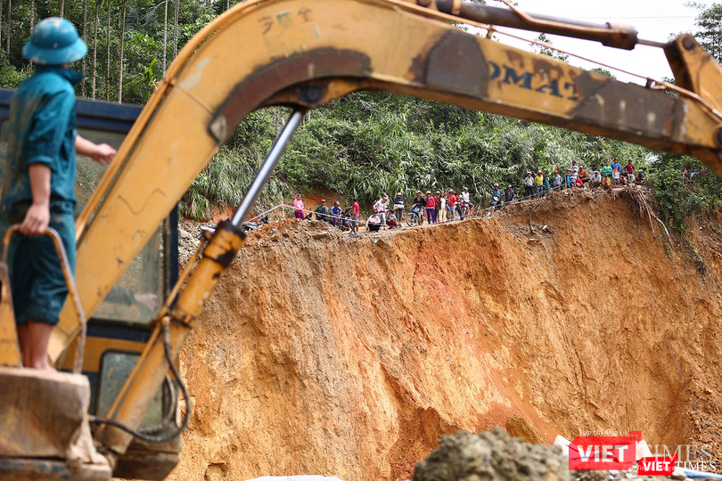 Hiện trường vụ sạt lở ở Trà Leng là vách núi nứt toác sâu hàng chục mét Hiện trường vụ sạt lở ở Trà Leng là vách núi nứt toác sâu hàng chục mét