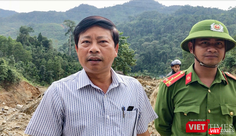 Ông Trần Văn Mẫn - Phó Chủ tịch UBND huyện Bắc Trà My luôn túc trực tại hiện trường tìm kiếm các nạn nhân mất tích Ông Trần Văn Mẫn - Phó Chủ tịch UBND huyện Bắc Trà My luôn túc trực tại hiện trường tìm kiếm các nạn nhân mất tích