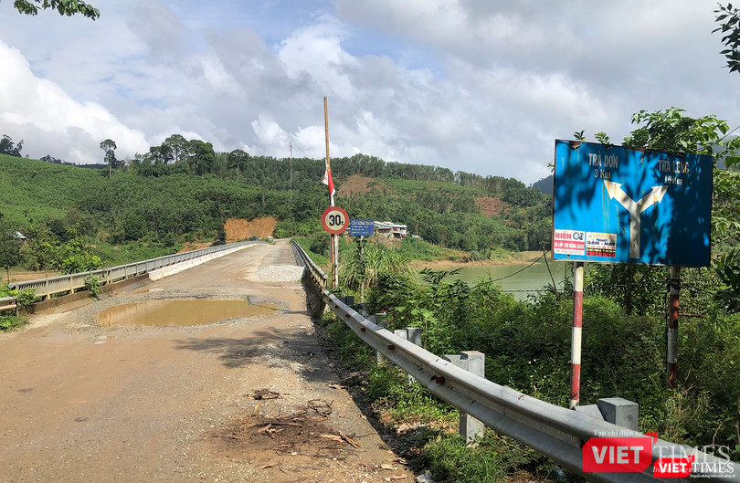 Mất chừng 3 tiếng đồng hồ từ TP Tam Kỳ theo hướng QL40B, chúng tôi cũng đã đến Trà leng