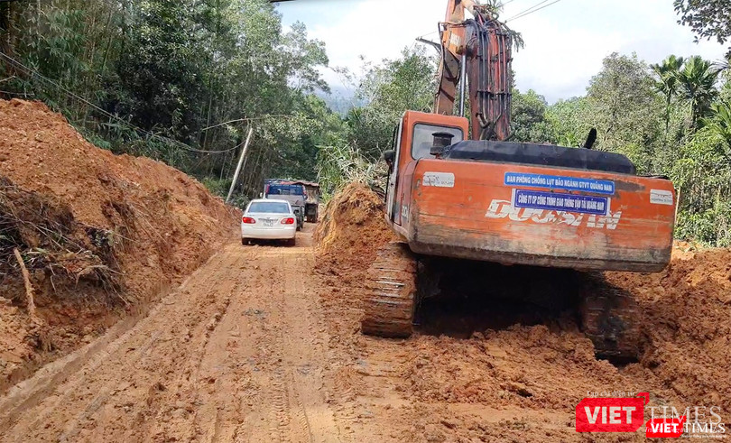 Sạt lở đất luôn rình rập trên cung đường đến Trà Leng Sạt lở đất luôn rình rập trên cung đường đến Trà Leng