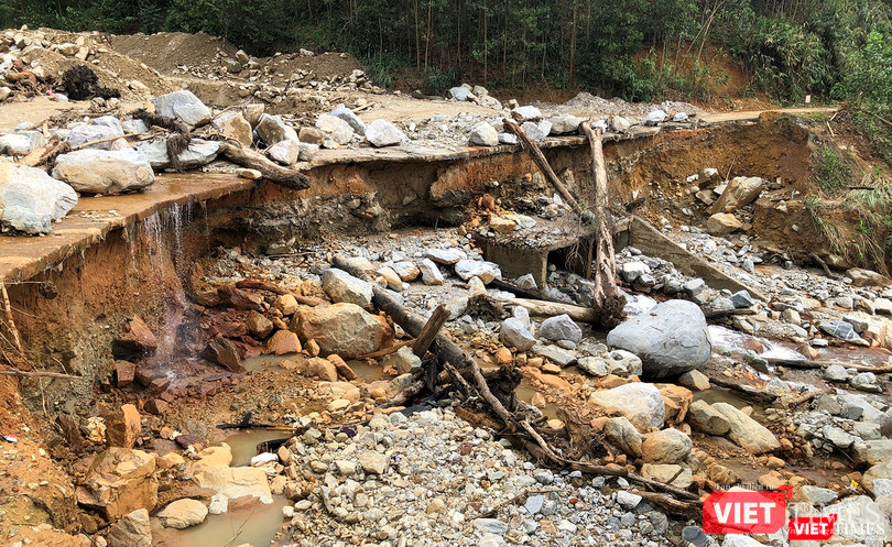 Đường đi vào hiện trường bị sạt lở nghiêm trọng