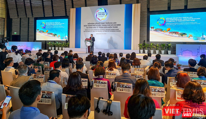 Quang cảnh sự kiện Diễn đàn liên kết phát triển du lịch giữa Hà Nội, TP. HCM và các tỉnh Vùng Kinh tế trọng điểm miền Trung mang chủ đề “Dòng chảy tinh hoa” diễn ra chiều ngày 27/11 tại Quảng Nam