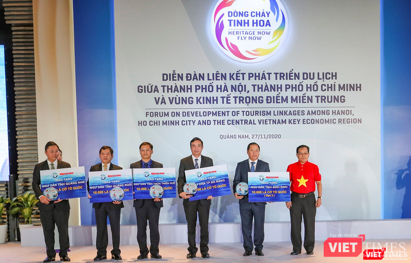 Đại diện báo Người Lao Động tặng cờ cho ngư dân các tỉnh miền Trung