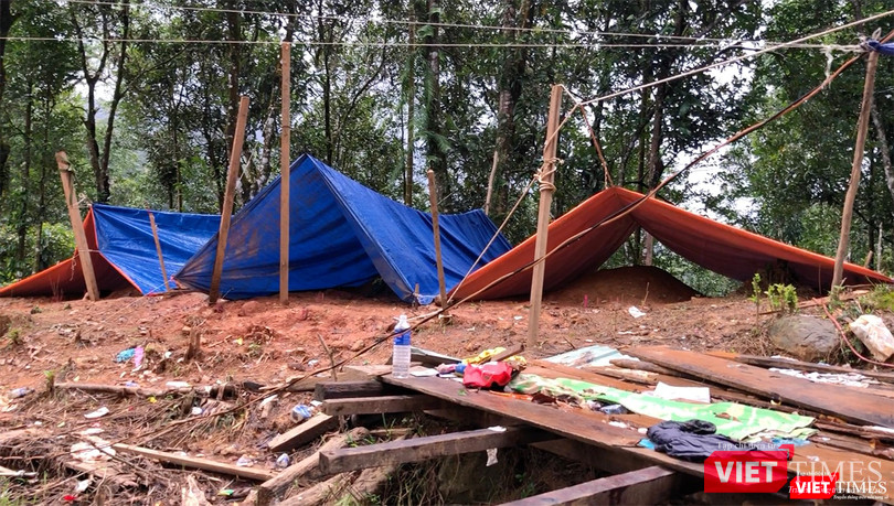 Những nấm mồ đắp vội cho những người đã khuất