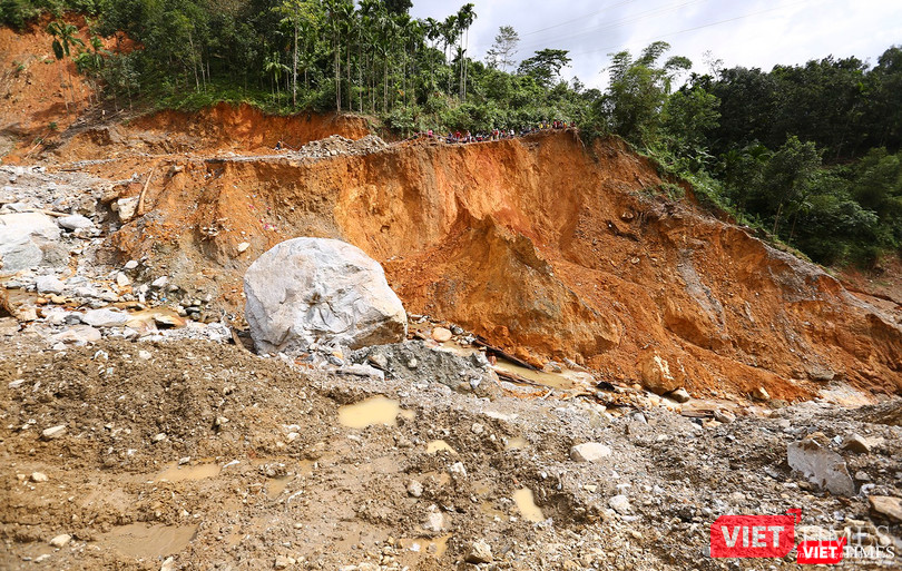 Vết xói lở tạo nên vách núi muốn nuốt chửng tất cả xuống lòng sông