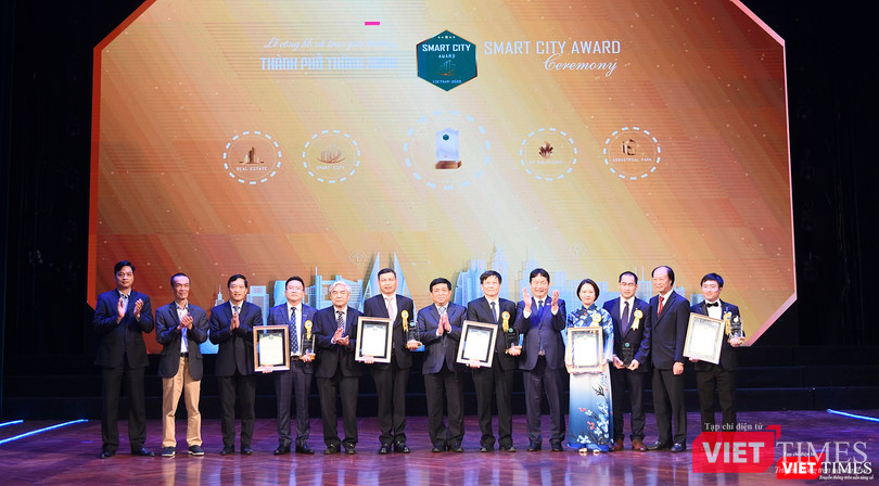 Ban tổ chức trao giải thưởng xuất sắc cho các đơn vị tại sự kiện