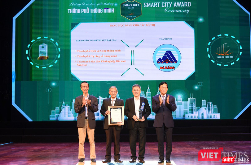 Đại diện Sở TT&amp;TT và Sở KH&amp;CN TP Đà Nẵng vinh dự nhận giải thưởng tại sự kiện