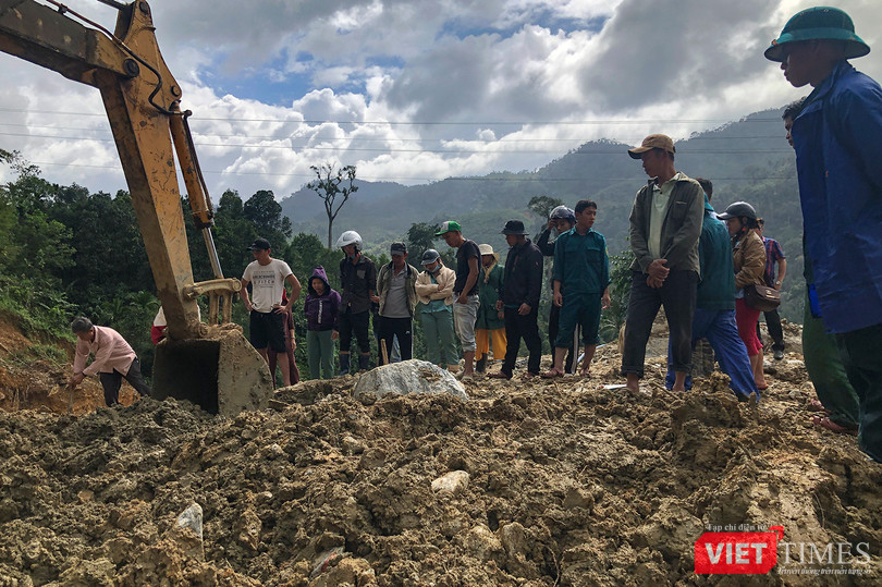 Đào bới từng viên đá cuội ở hiện trường